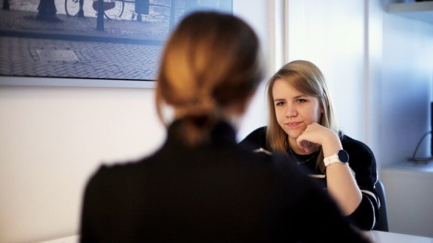 Long Covid sufferer Dini (30, former teacher) shares her experiences of not being understood and often not being believed in an interview with Monika Pietrzak-Franger from the University of Vienna for the 'Post Covid-19 Care' project. © Peter Mayr